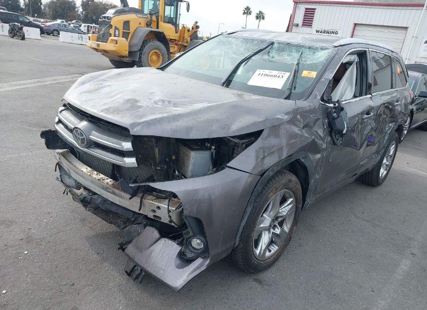 Photo 2 of 2019 Toyota Highlander LIMITED (VIN 5TDYZRFH8KS327403)