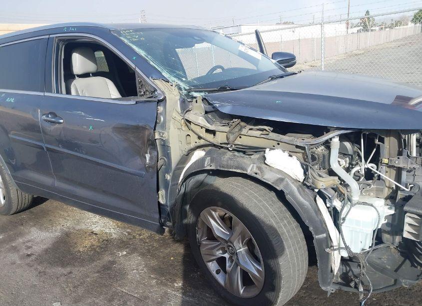 Photo 6 of 2019 Toyota Highlander LIMITED (VIN 5TDYZRFH8KS353824)