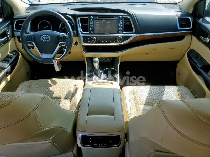 Photo 10 of 2019 TOYOTA HIGHLANDER LIMITED (VIN 5TDYZRFH9KS335994)