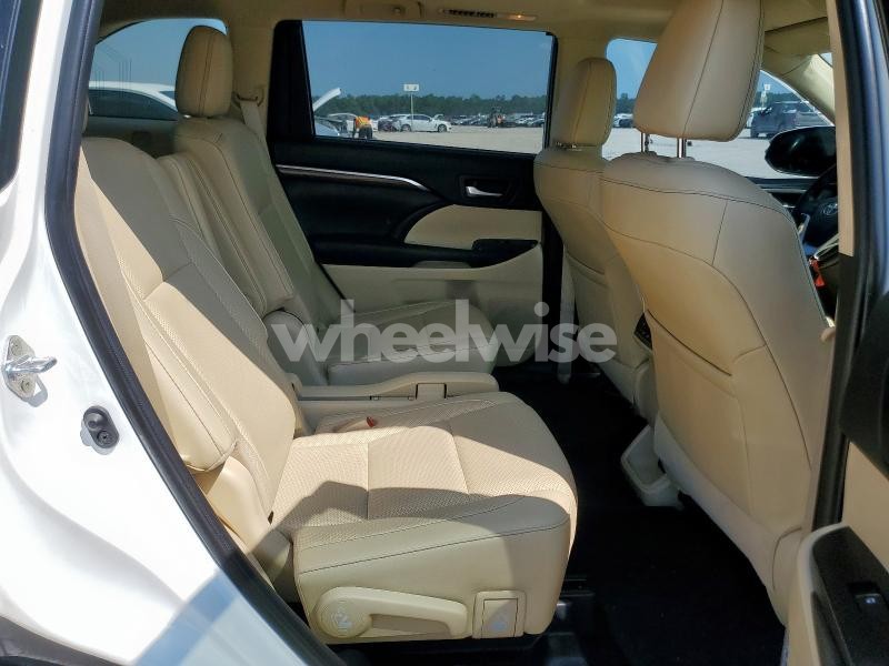 Photo 2 of 2019 TOYOTA HIGHLANDER LIMITED (VIN 5TDYZRFH9KS335994)