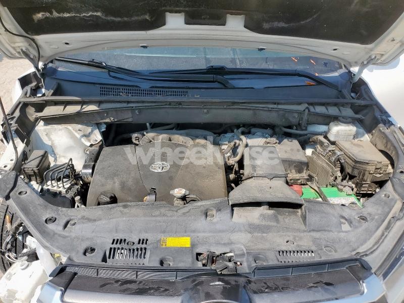 Photo 9 of 2019 TOYOTA HIGHLANDER LIMITED (VIN 5TDYZRFH9KS335994)