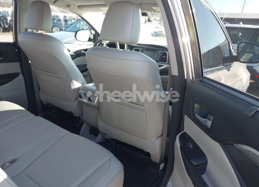 Photo 8 of 2018 Toyota Highlander LIMITED (VIN 5TDYZRFHXJS251438)
