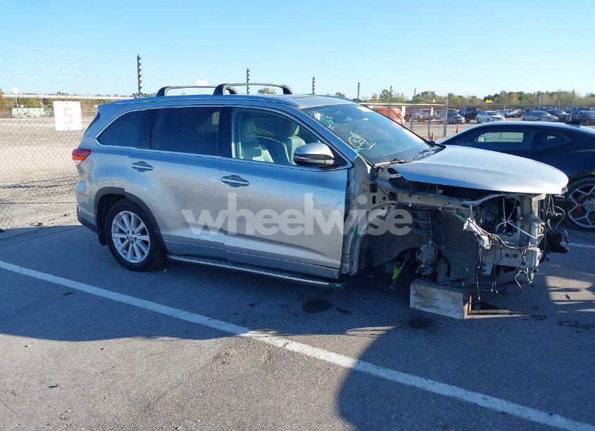 Photo 14 of 2018 Toyota Highlander LIMITED PLATINUM (VIN 5TDYZRFHXJS263153)