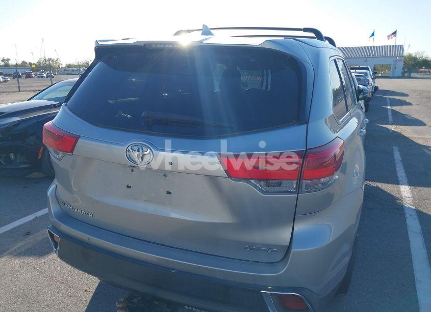 Photo 17 of 2018 Toyota Highlander LIMITED PLATINUM (VIN 5TDYZRFHXJS263153)