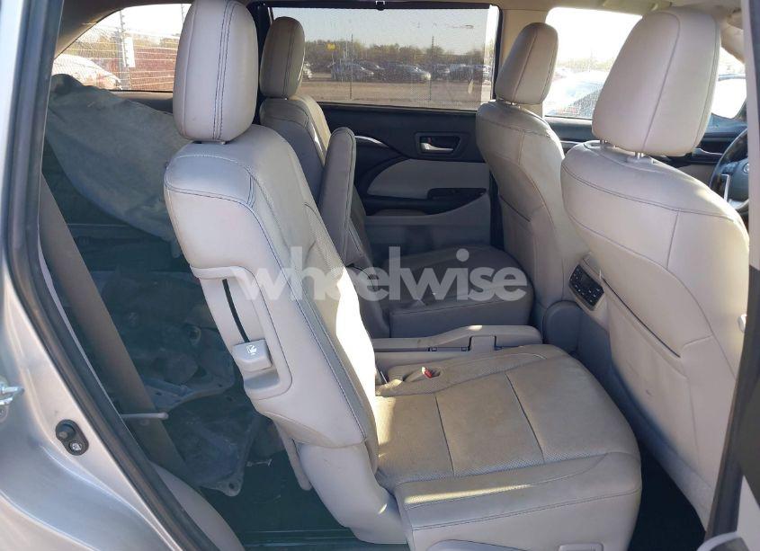 Photo 8 of 2018 Toyota Highlander LIMITED PLATINUM (VIN 5TDYZRFHXJS263153)