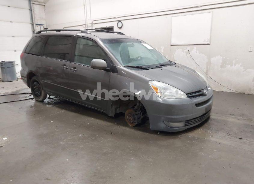 2004 Toyota Sienna XLE (VIN 5TDZA22C04S016175) main photo