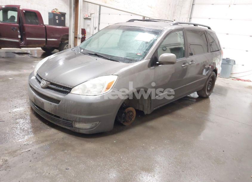 Photo 2 of 2004 Toyota Sienna XLE (VIN 5TDZA22C04S016175)