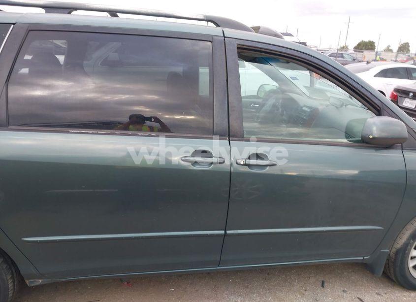 Photo 13 of 2004 Toyota Sienna XLE (VIN 5TDZA22C04S045367)