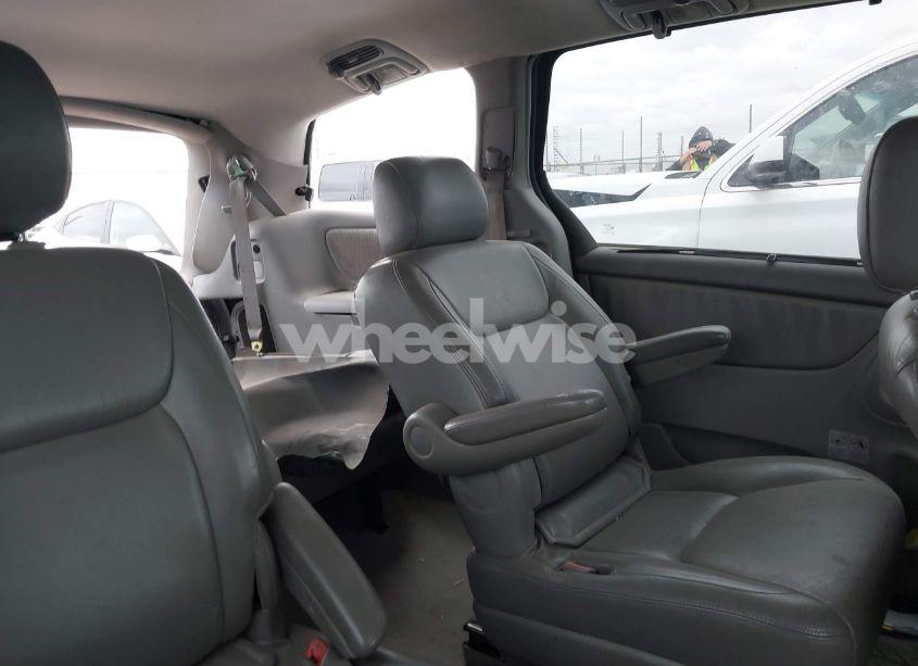 Photo 8 of 2004 Toyota Sienna XLE (VIN 5TDZA22C04S045367)