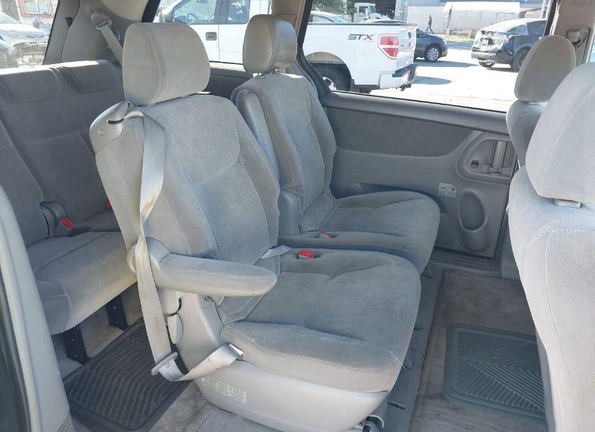 Photo 8 of 2004 Toyota Sienna XLE (VIN 5TDZA22C04S074092)