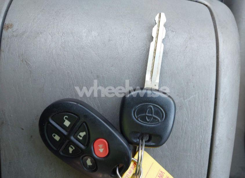 Photo 11 of 2004 Toyota Sienna XLE (VIN 5TDZA22C04S123985)