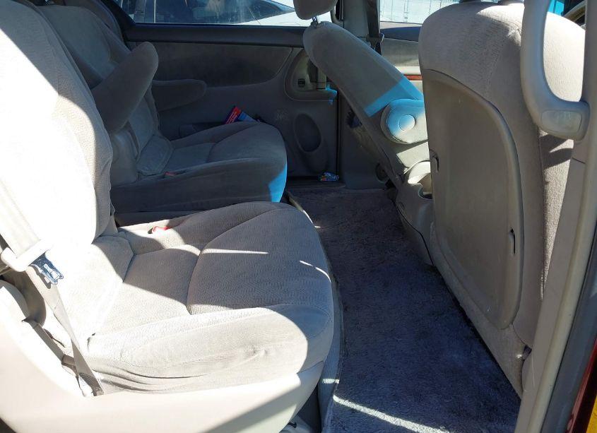Photo 8 of 2005 Toyota Sienna XLE (VIN 5TDZA22C05S239463)
