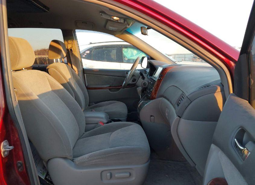 Photo 5 of 2005 Toyota Sienna XLE (VIN 5TDZA22C05S242542)