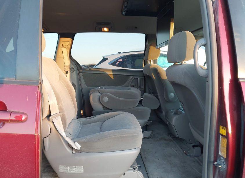Photo 8 of 2005 Toyota Sienna XLE (VIN 5TDZA22C05S242542)