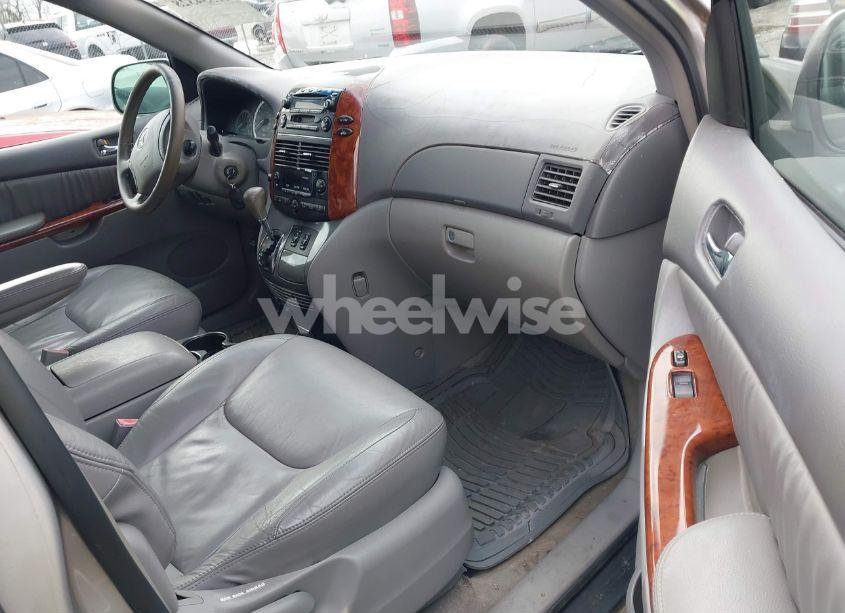 Photo 5 of 2004 Toyota Sienna XLE (VIN 5TDZA22C14S038072)