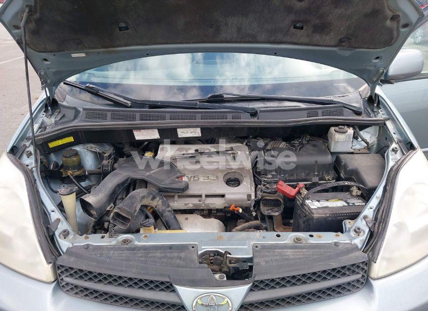 Photo 10 of 2004 Toyota Sienna XLE (VIN 5TDZA22C14S185279)