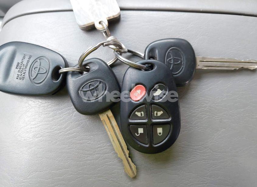 Photo 11 of 2004 Toyota Sienna XLE (VIN 5TDZA22C14S185279)