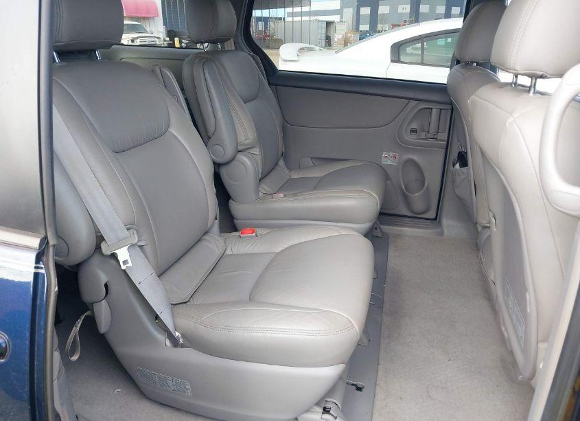 Photo 8 of 2004 Toyota Sienna XLE (VIN 5TDZA22C24S063868)