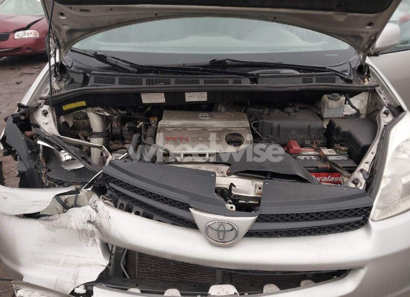 Photo 10 of 2005 Toyota Sienna XLE (VIN 5TDZA22C25S325115)