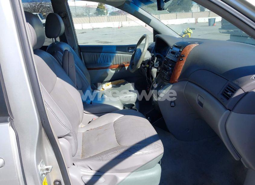 Photo 5 of 2004 Toyota Sienna XLE (VIN 5TDZA22C34S117890)