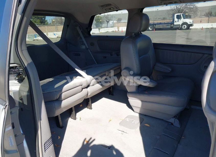Photo 8 of 2004 Toyota Sienna XLE (VIN 5TDZA22C34S117890)