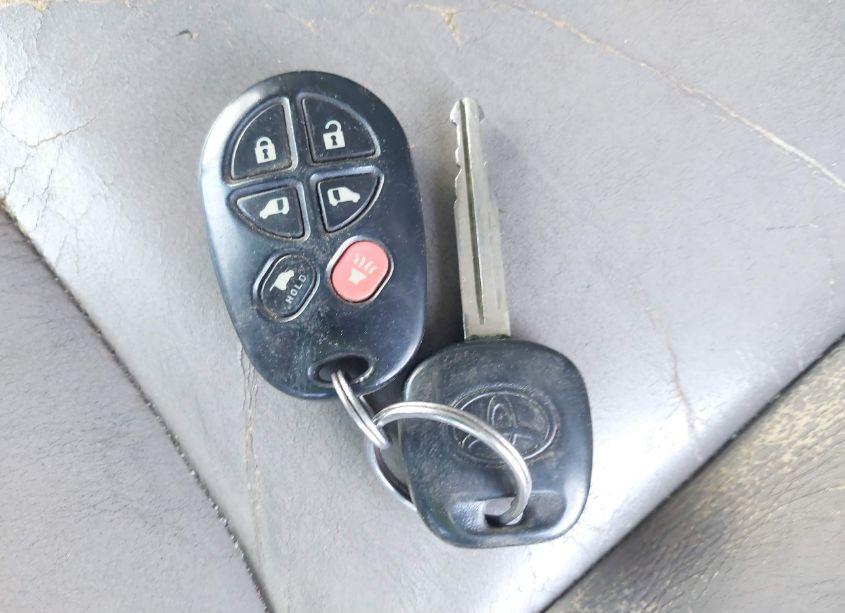 Photo 11 of 2005 Toyota Sienna XLE (VIN 5TDZA22C35S260940)