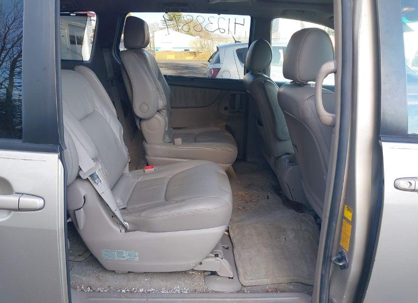 Photo 8 of 2005 Toyota Sienna XLE (VIN 5TDZA22C35S260940)