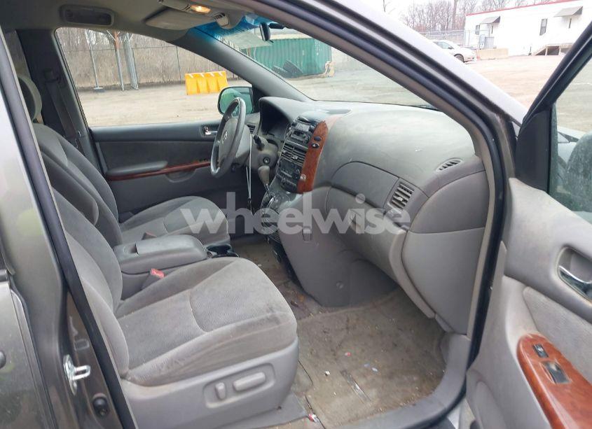 Photo 5 of 2005 Toyota Sienna XLE (VIN 5TDZA22C45S226764)