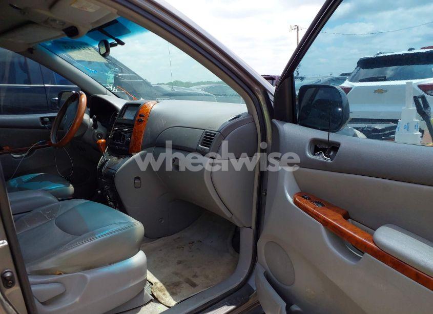 Photo 5 of 2004 Toyota Sienna XLE (VIN 5TDZA22C54S055344)