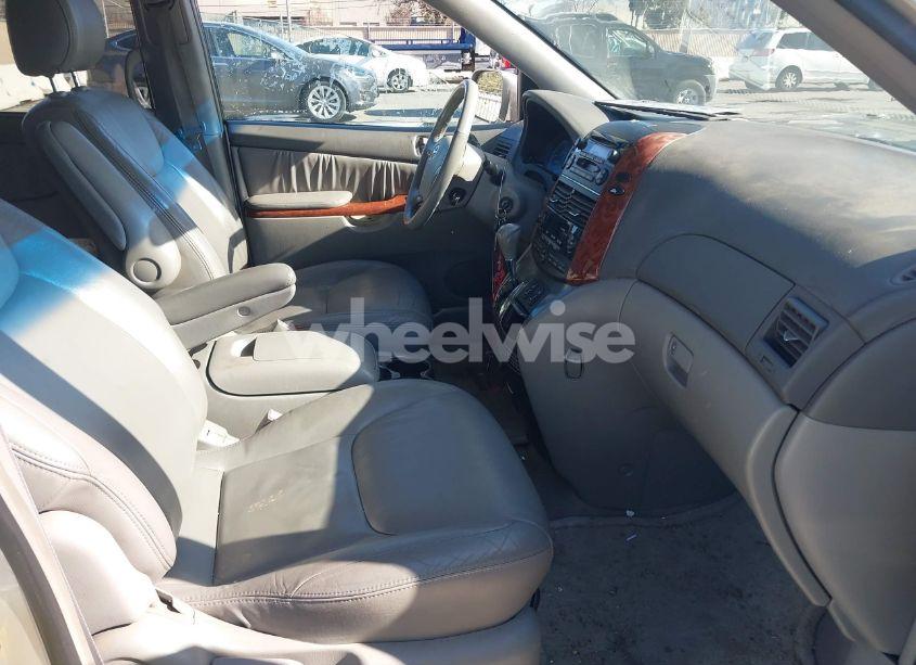 Photo 5 of 2004 Toyota Sienna XLE (VIN 5TDZA22C54S162605)