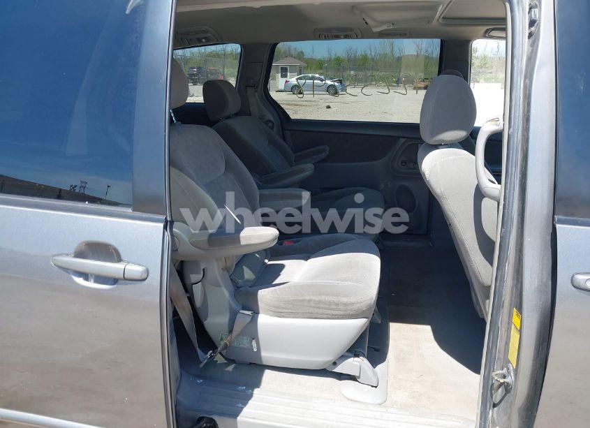 Photo 8 of 2004 Toyota Sienna XLE (VIN 5TDZA22C54S164872)