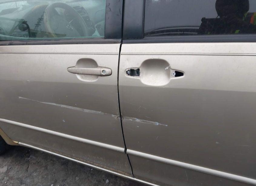 Photo 12 of 2005 Toyota Sienna XLE (VIN 5TDZA22C55S258610)
