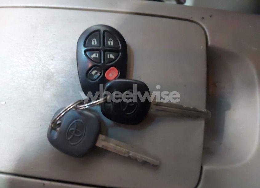 Photo 11 of 2005 Toyota Sienna XLE (VIN 5TDZA22C55S302346)
