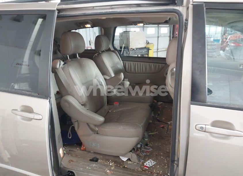 Photo 8 of 2005 Toyota Sienna XLE (VIN 5TDZA22C55S302346)