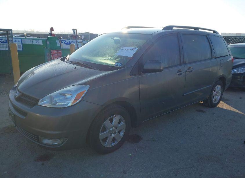 Photo 2 of 2004 Toyota Sienna XLE (VIN 5TDZA22C64S136899)