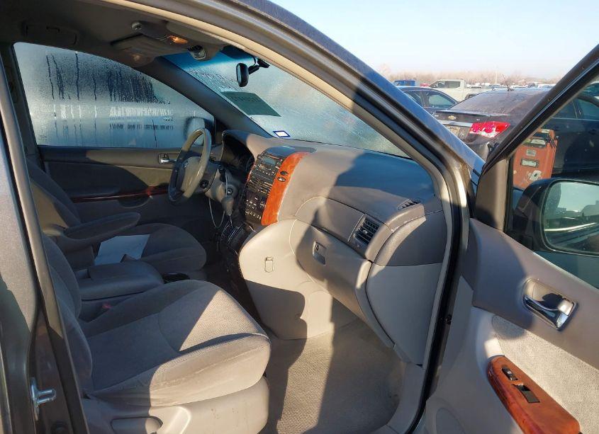 Photo 5 of 2004 Toyota Sienna XLE (VIN 5TDZA22C64S136899)