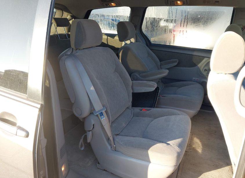 Photo 8 of 2004 Toyota Sienna XLE (VIN 5TDZA22C64S136899)