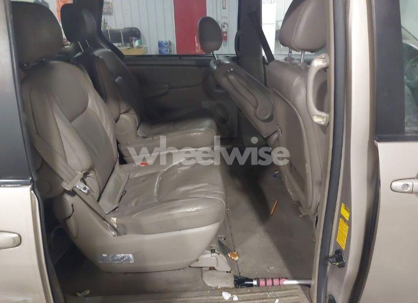 Photo 8 of 2004 Toyota Sienna XLE (VIN 5TDZA22C74S049965)