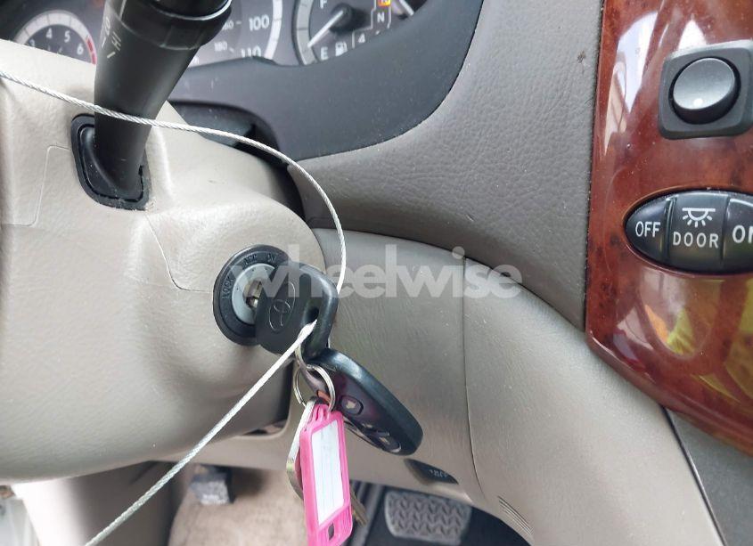 Photo 11 of 2004 Toyota Sienna XLE (VIN 5TDZA22C74S061016)