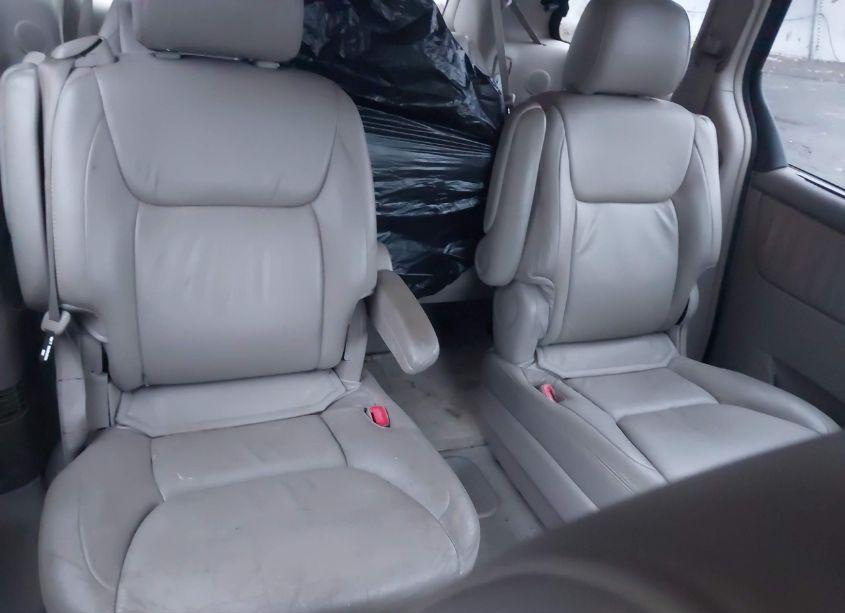 Photo 8 of 2004 Toyota Sienna XLE (VIN 5TDZA22C74S182600)