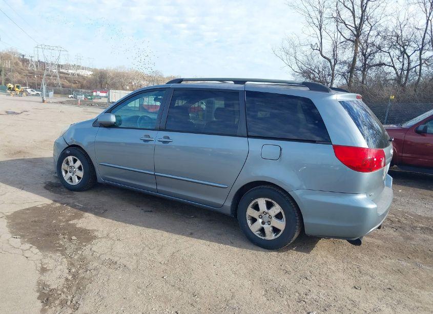 Photo 3 of 2004 Toyota Sienna XLE (VIN 5TDZA22C84S119490)