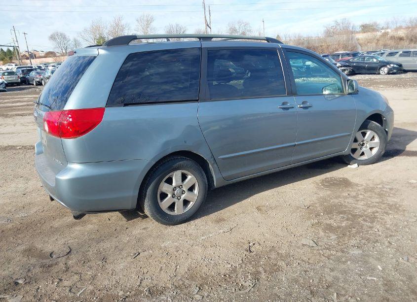 Photo 4 of 2004 Toyota Sienna XLE (VIN 5TDZA22C84S119490)