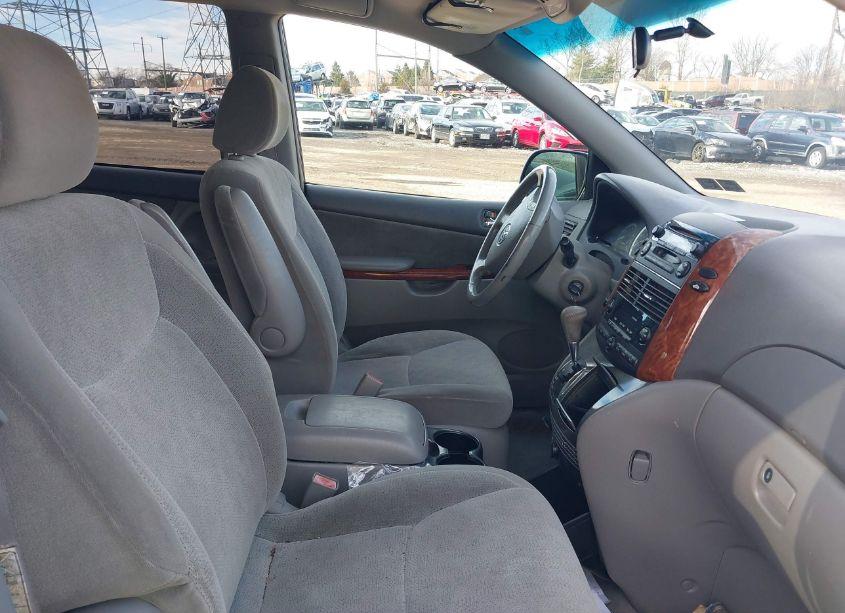 Photo 5 of 2004 Toyota Sienna XLE (VIN 5TDZA22C84S119490)