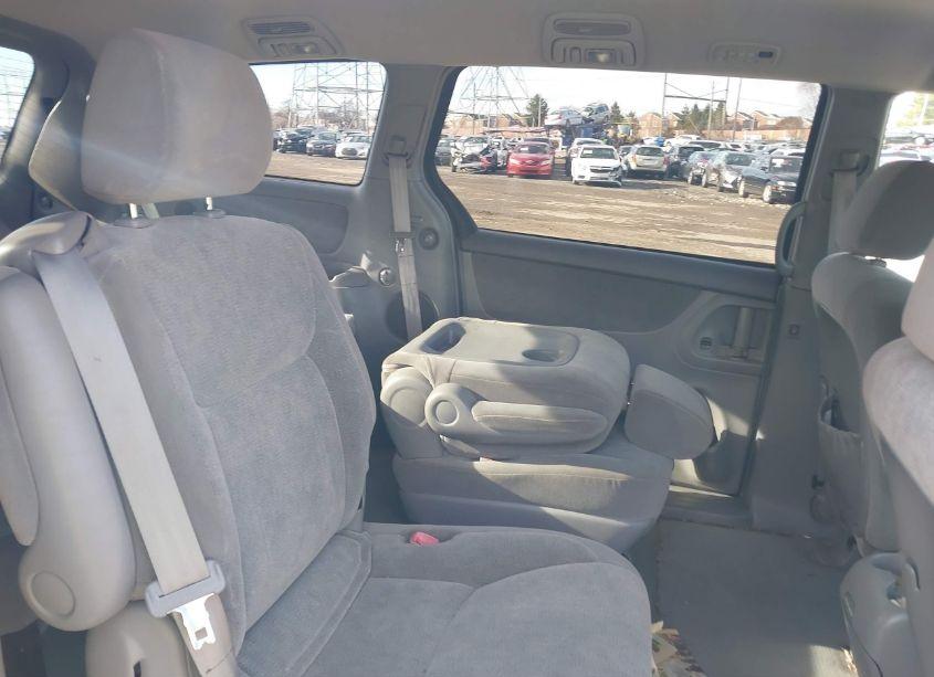 Photo 8 of 2004 Toyota Sienna XLE (VIN 5TDZA22C84S119490)