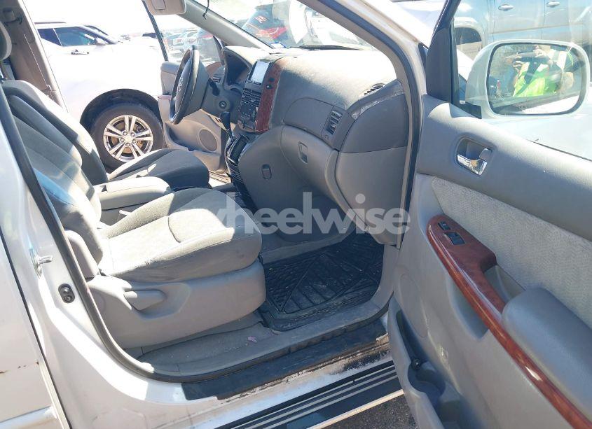 Photo 5 of 2004 Toyota Sienna XLE (VIN 5TDZA22C84S147404)