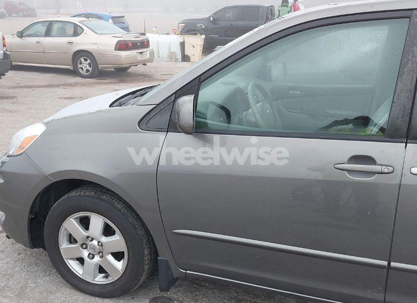 Photo 15 of 2005 Toyota Sienna XLE (VIN 5TDZA22C85S311722)
