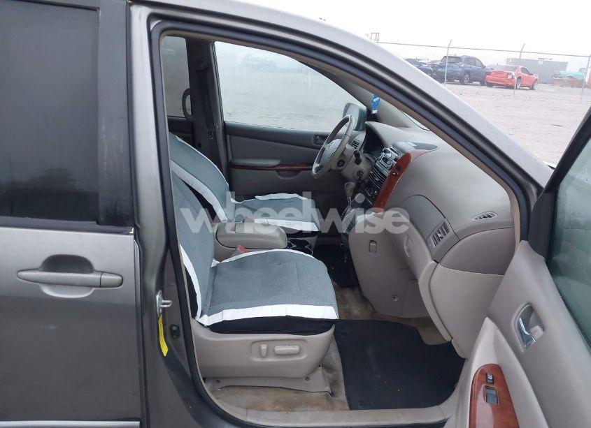 Photo 5 of 2005 Toyota Sienna XLE (VIN 5TDZA22C85S311722)