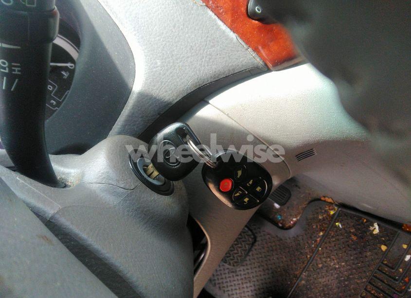 Photo 11 of 2004 Toyota Sienna XLE (VIN 5TDZA22C94S093921)