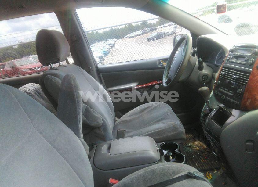 Photo 5 of 2004 Toyota Sienna XLE (VIN 5TDZA22C94S093921)