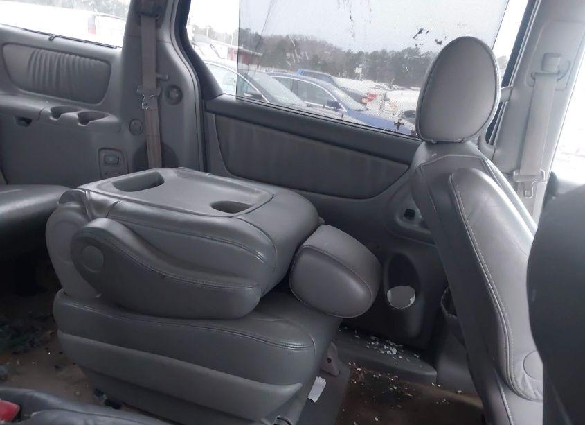 Photo 8 of 2005 Toyota Sienna XLE (VIN 5TDZA22C95S329971)